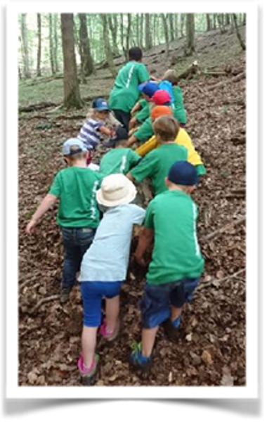 Kinder in einer Reihe