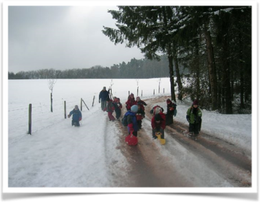 Kinder wandern in einer Winterlandschaft