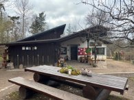 Haus mit Bank