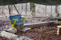 Überdachter Sitzkreis aus Holz im Wald