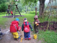 Kinder die draußen am spielen sind