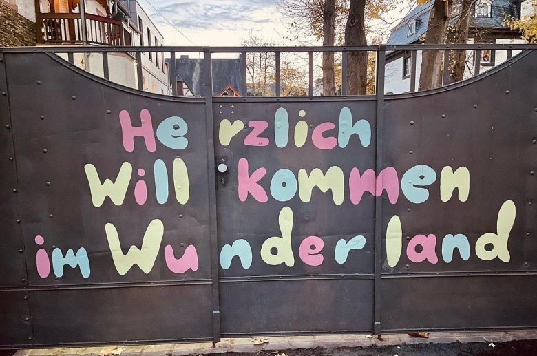 Tor mit der aufgemalten Schrift Herzlich Willkommen 