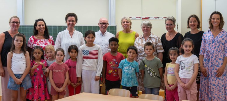 Frau Dr. Ute Eiling-Hütig, Bildungsministerin Rheinland-Pfalz, Frau Petra Franzmann, Schulreferentin ADD Koblenz, Herr Jörg Haseneier, Bürgermeister Stadt Boppard, Frau Ursula Forneck, Stellvertretende Vorsitzende VHS Boppard, Frau Ute Friedrich, Verbandsdirektorin VHS Rheinland-Pfalz, Frau Lisa Zurmühl, Beisitzerin VHS Boppard, Frau Andrea Adam, Schulleiterin Michael-Thonet-Grundschule, Frau Natalie Ketzer, Konrektorin Michael-Thonet-Grundschule, Frau Esther Bögershausen, Lehrerin Michael-Thonet-Grundschule, Kursteilnehmerinnen und Kursteilnehmer