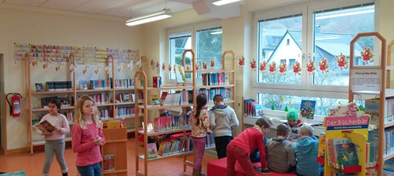Bild der Schulbibliothek mit Kindern