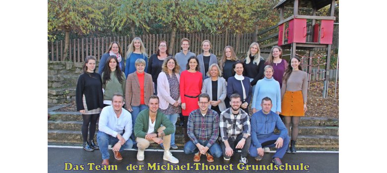 Gruppenbild des Michael-Thonet Grundschule Teams