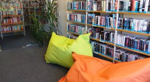 Header mit Text: Herzlich willkommen bei der Stadtbücherei. Wir freuen uns auf Ihren und auf euren Besuch. Das Foto zeigt Bücher im Regal und davor zwei Sitzsäcke. (Foto Copyright: Stadtbücherei Boppard) Header mit Text: Herzlich willkommen bei der Stadtbücherei. Wir freuen uns auf Ihren und auf euren Besuch. Das Foto zeigt Bücher im Regal und davor zwei Sitzsäcke. (Foto Copyright: Stadtbücherei Boppard)