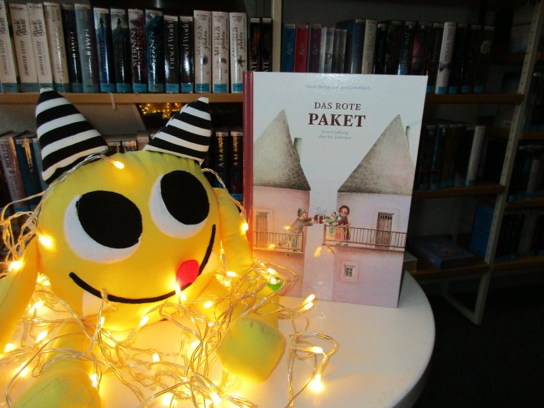 Vorlesemaskottchen bewirbt Bilderbuchkino "Das rote Paket" Vorlesemaskottchen bewirbt Bilderbuchkino "Das rote Paket"