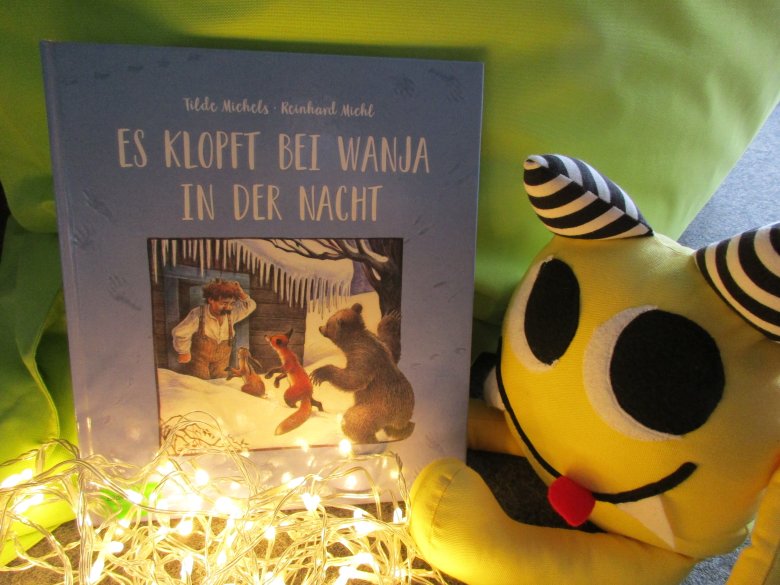Vorlesemaskottchen bewirbt Bilderbuchkino: "Es klopft bei Wanja in der Nacht" Vorlesemaskottchen bewirbt Bilderbuchkino: "Es klopft bei Wanja in der Nacht"