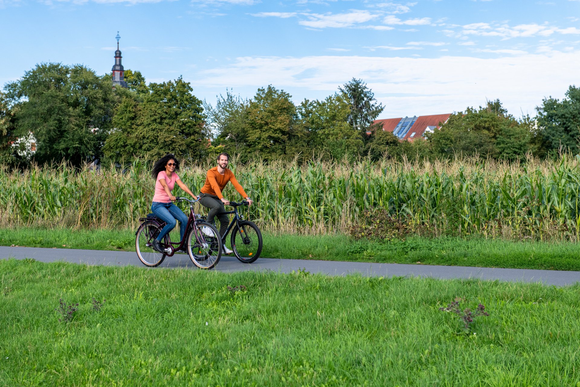 Zwei Radfahrer im Grünen
