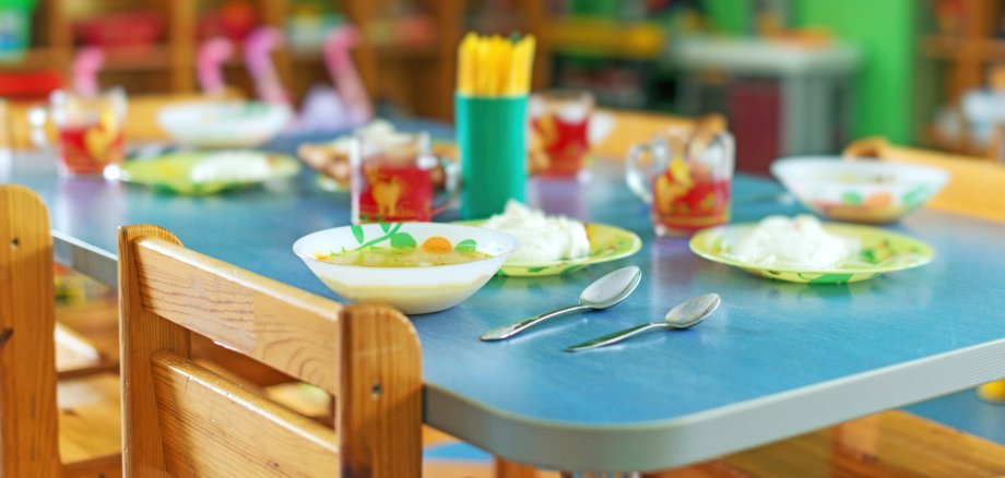 Meal time in kindergarten. Essenzeit im Kindergarten.