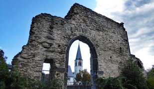 Giebel eines spätgotischen Kaufhauses am Römerkastell und Ev. Christuskirche