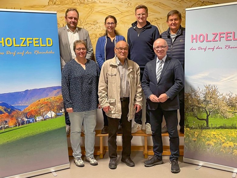 Der Ortsbeirat Holzfeld (oben, von links) mit Boppards Bürgermeister Jörg Haseneier (unten, rechts): Ortsvorsteher Johannes Link, Astrid Miesen-Zölcher, Rick Vogel, Helmut Vogel sowie (unten, von links) Sonja Böhmer und Günter Müller.