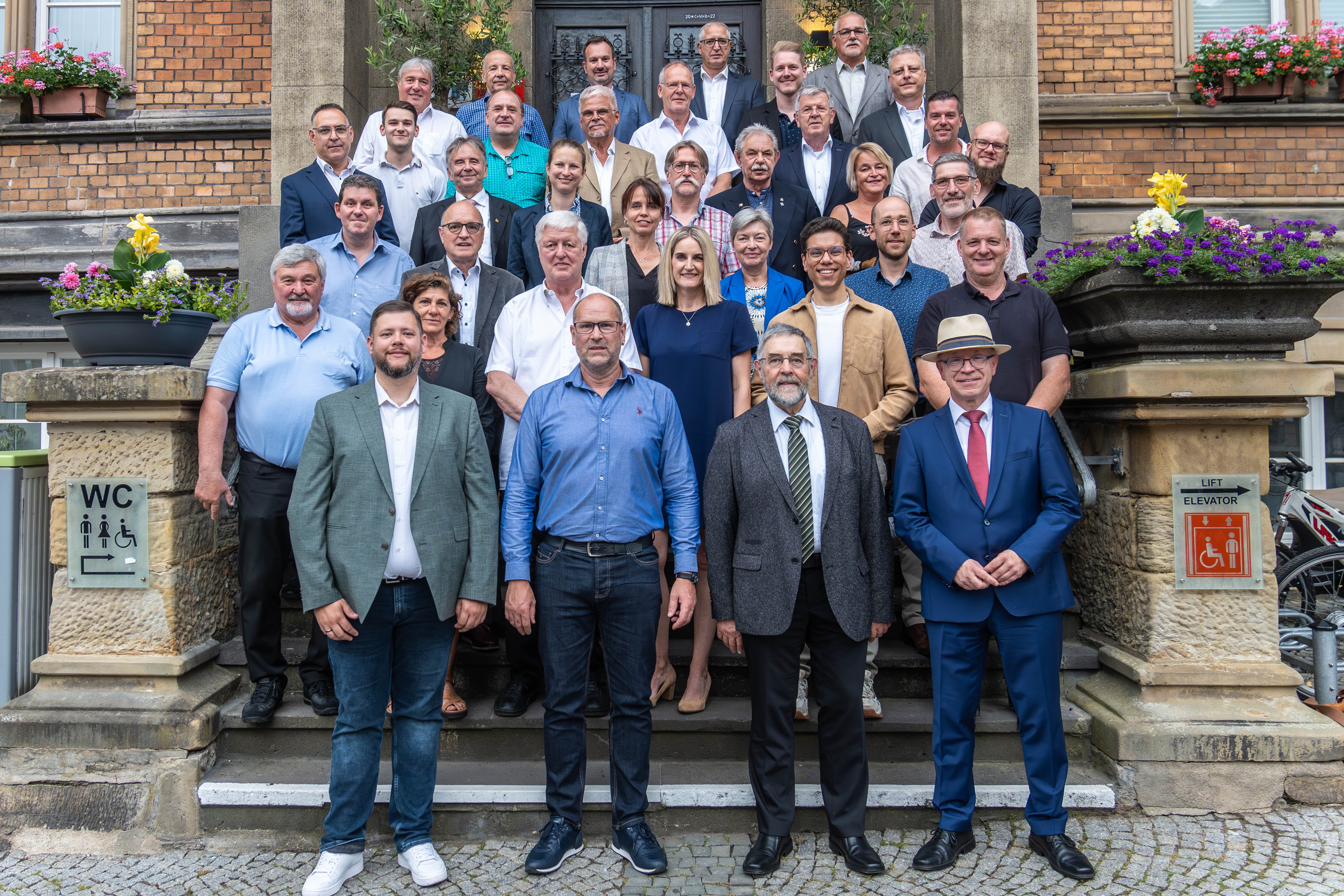 Der Stadtrat Boppard mit (untere Reihe, von rechts) Bürgermeister Jörg Haseneier, dem Ersten Beigeordneten Helmut Zinndorf und sowie den Beigeordneten Jörg Puth und Kevin Windheuser.