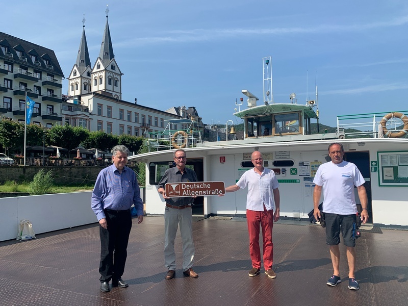 In Boppard führt die Alleenstraße über die Fähre