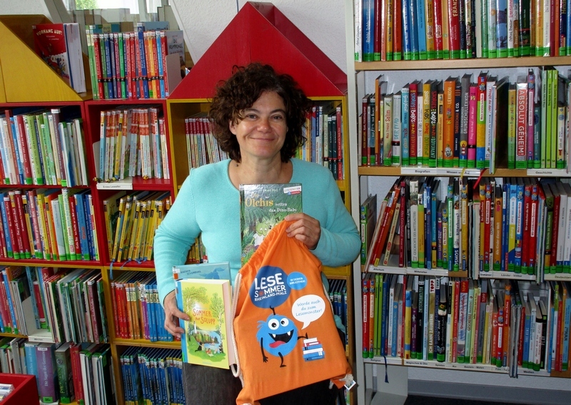 Das Foto zeigt die Leiterin der Stadtbücherei Boppard, wie sie Werbung für den Lesesommer macht.