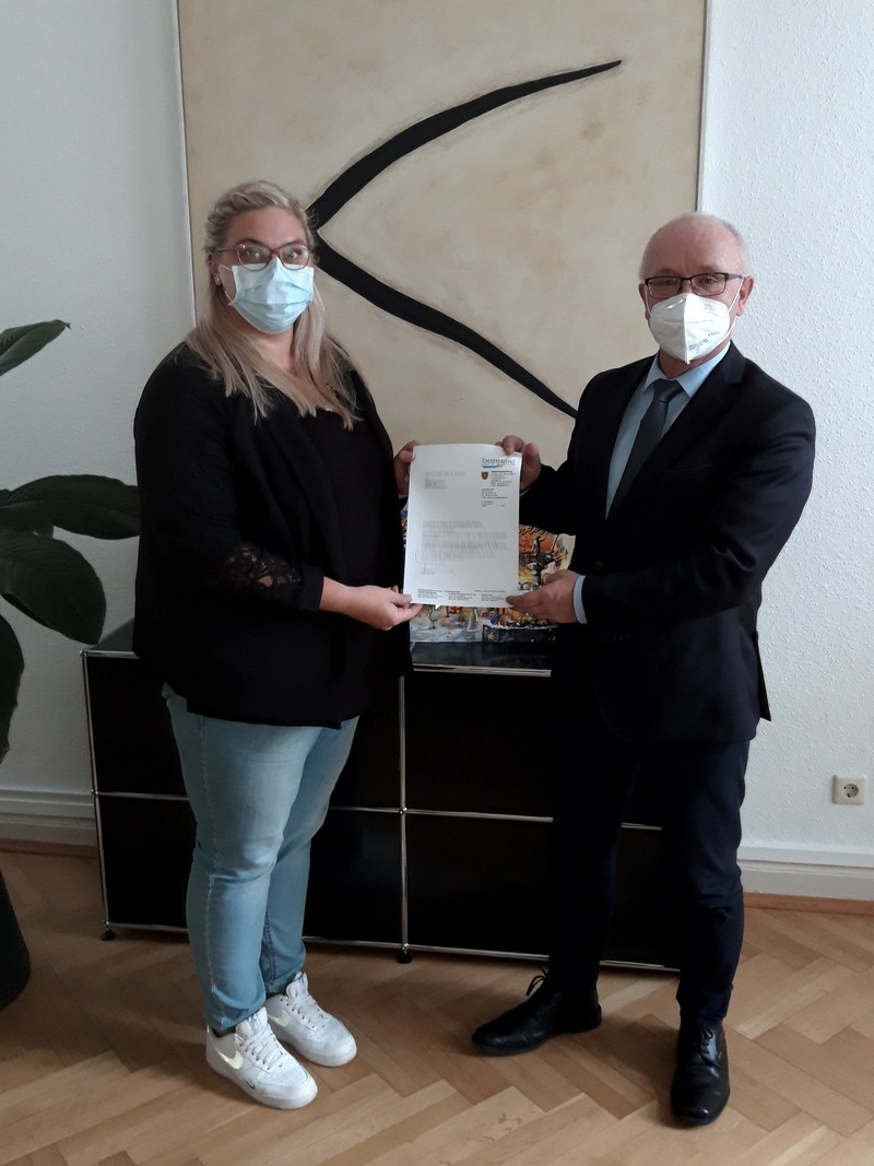 Das Foto zeigt die neue Leiterin der Kita Wunderland gemeinsam mit Bürgermeister Jörg Haseneier,