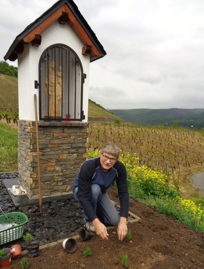 Die Aufnahme zeigt den Vorsitzenden Heinz Kähne am 2018 neu errichteten Bildstock der Rebenmadonna im Bopparder Hamm.