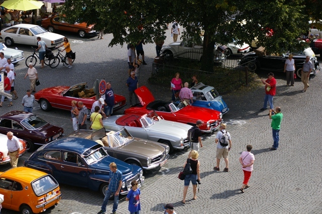 Oldtimer auf dem Marktplatz in Boppard.