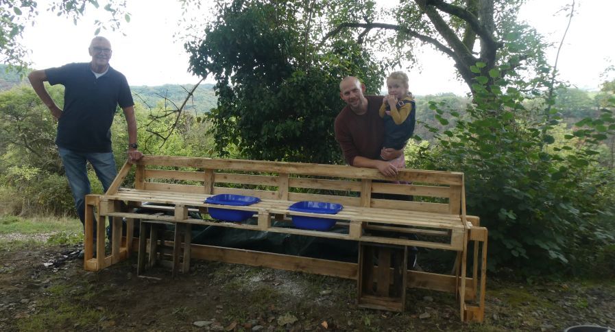 Fleißige Helfer haben mit den Kindern gemeinsam eine große Matschküche gebaut.