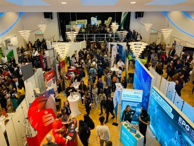 Das Foto zeigt die Messestände der Ausbildungsmesse in der Stadthalle Boppard.