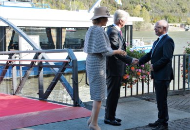 Boppards Bürgermeister Jörg Haseneier begrüßt das belgische Königspaar am Steiger in Boppard.