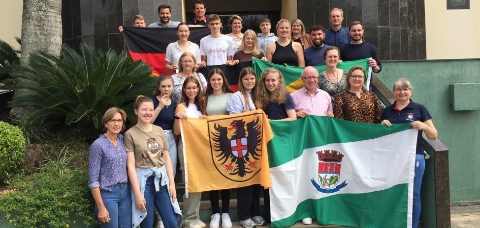 Die Bopparder Jugenddelegation und Bürgermeister Jörg Haseneier beim Empfang vor der Stadtverwaltung von Arroio do Meio.