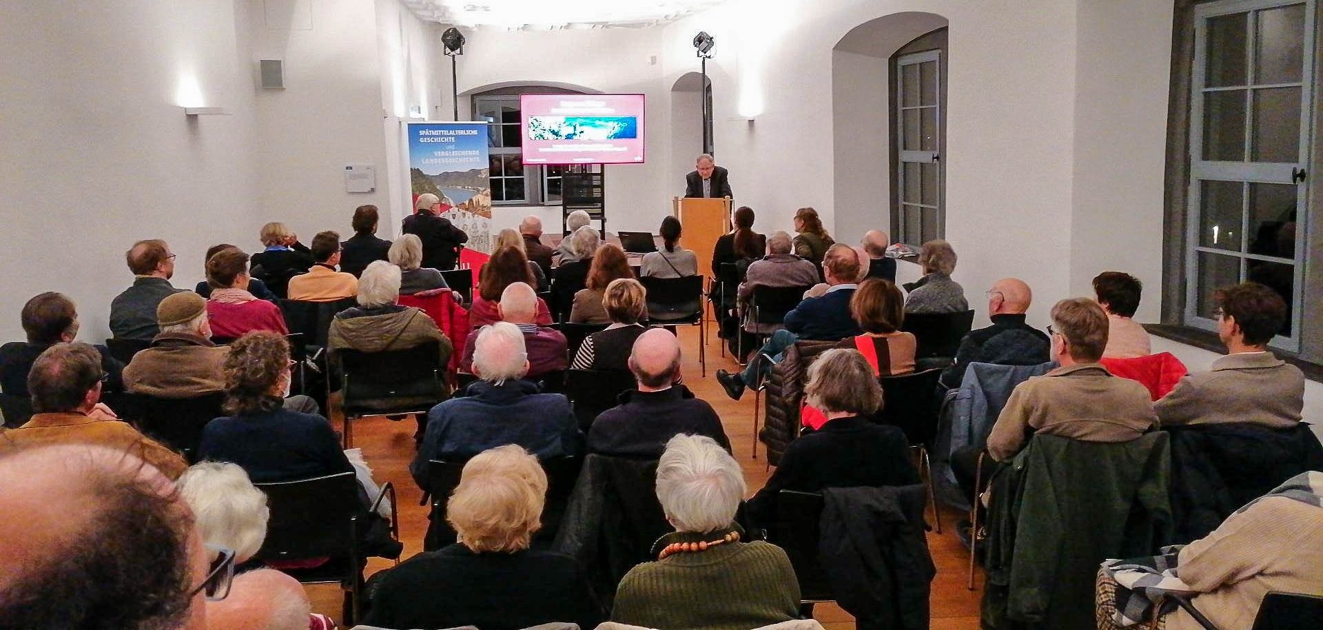 Was steckt eigentlich hinter der einzigartigen Burgenlandschaft im Mittelrheintal? Warum entstanden im Mittelalter dort derart viele Burgen und welche Bedeutung hatten sie für die dortigen Fürsten? Um diese und weitere Fragen ging es in einem Vortrag im Museum Boppard, der sehr gut besucht war. Das Foto zeigt den voll besetzten Vortragssaal.