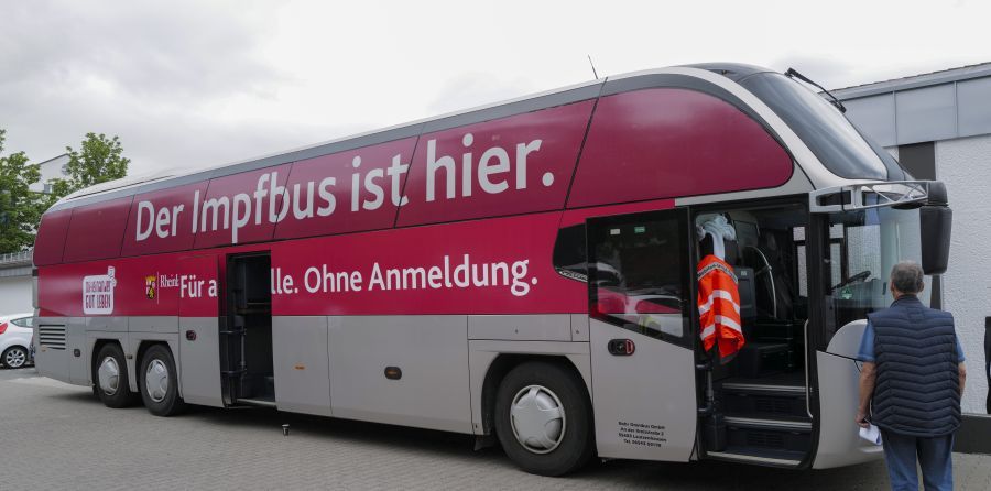 Der Impfbus macht Station in Boppard. Das Foto zeigt den Bus.