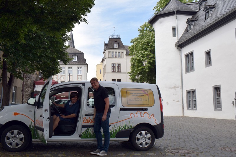 Das Foto zeigt das Dorfauto.