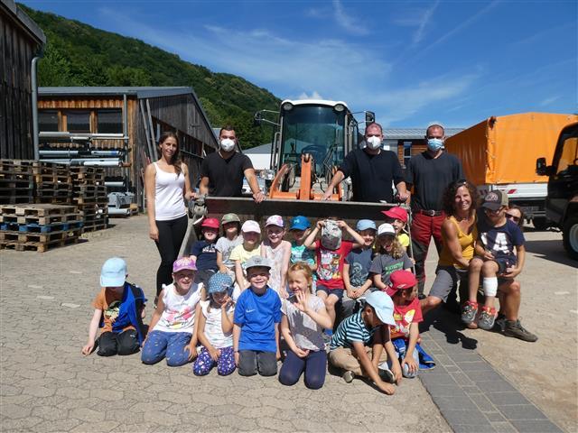 Die Kinder der Kita Weiler haben den Bauhof i Bad Salzig besucht. Das Foto ist ein Gruppenfoto auf dem Bauhofgelände.