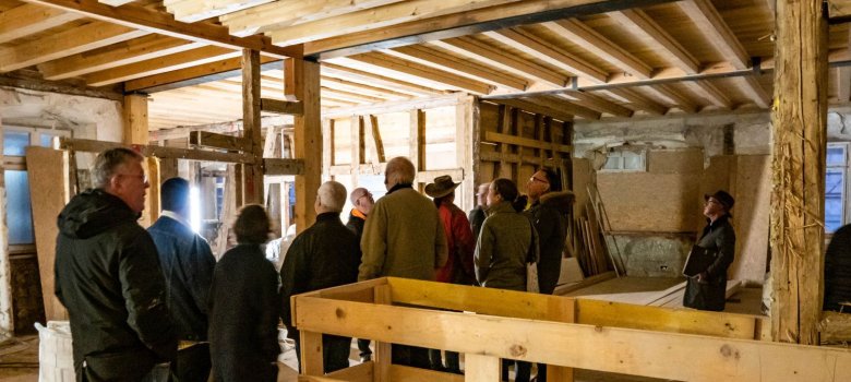 Die Sanierung des Verwaltungsgebäudes im ehemaligen Karmeliterkloster in Boppard ist aktuell in vollem Gange. Das Foto zeigt den Bauausschuss beim Rundgang über die Baustelle.