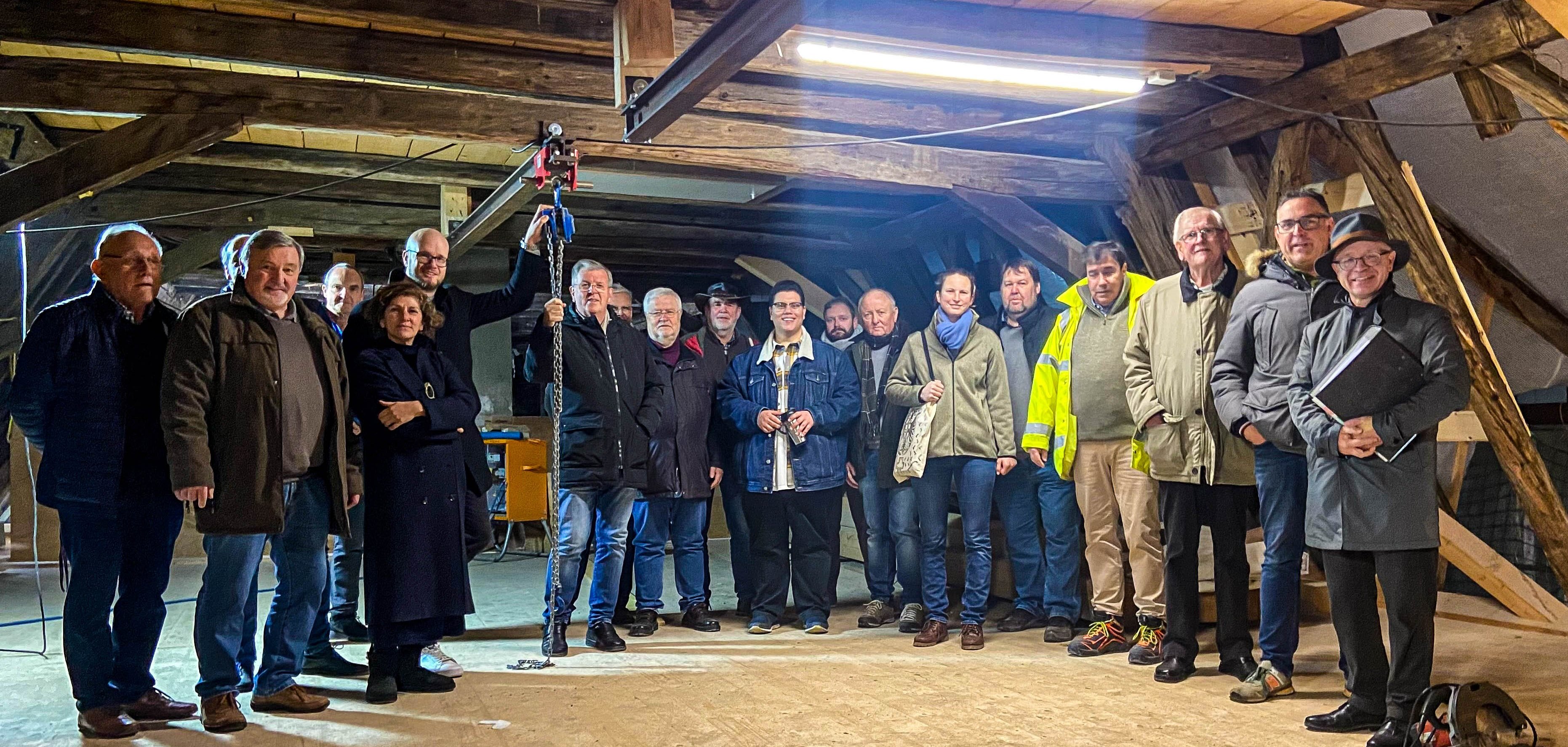 Der Bauausschuss beim Rundgang über die Baustelle des Karmelitergebäudes.