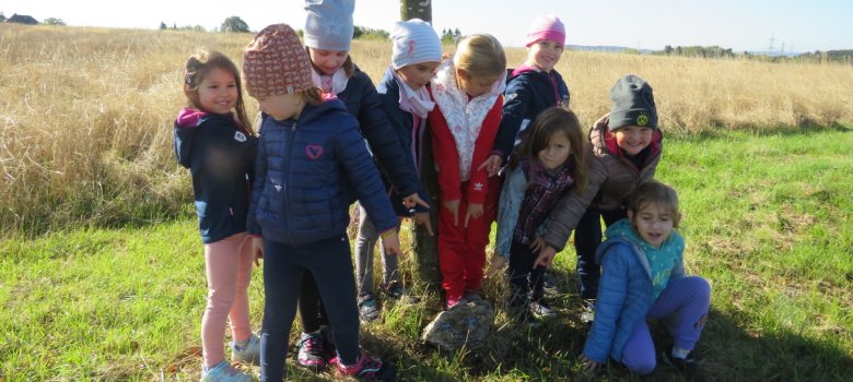 Zusätzlich zu dieser tollen Aktion haben auch einige Kinder mit den Erzieherinnen Silke Rosenbach und Simone Nowak einen Fitness-Parcours für Jung und Alt erstellt.