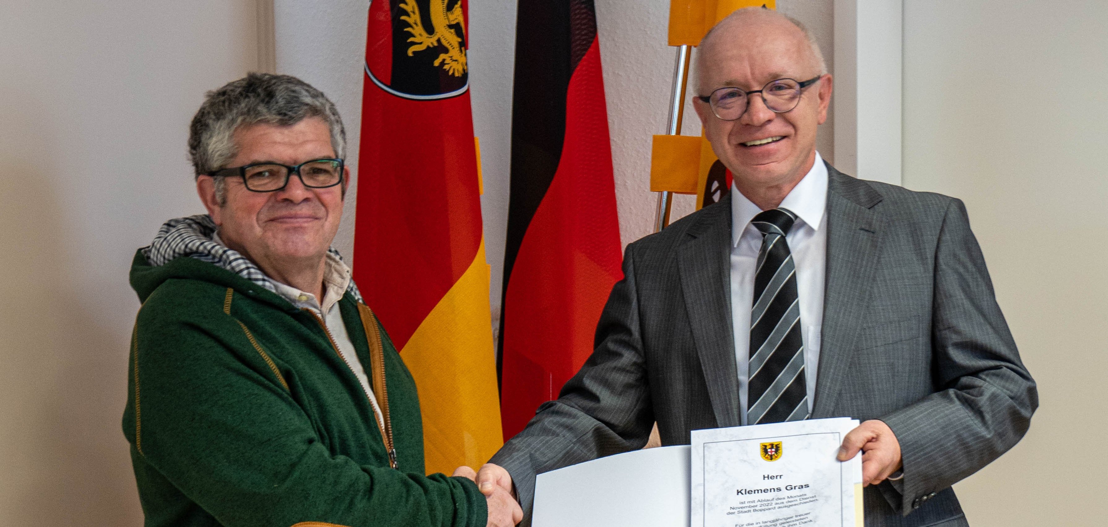 Bürgermeister Jörg Haseneier bei der Überreichung der Entlassurkunde mit Klemens Gras.
