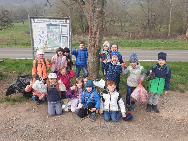Weilerer Kita-Riesen sammeln Müll auf dem Eisenbolz.