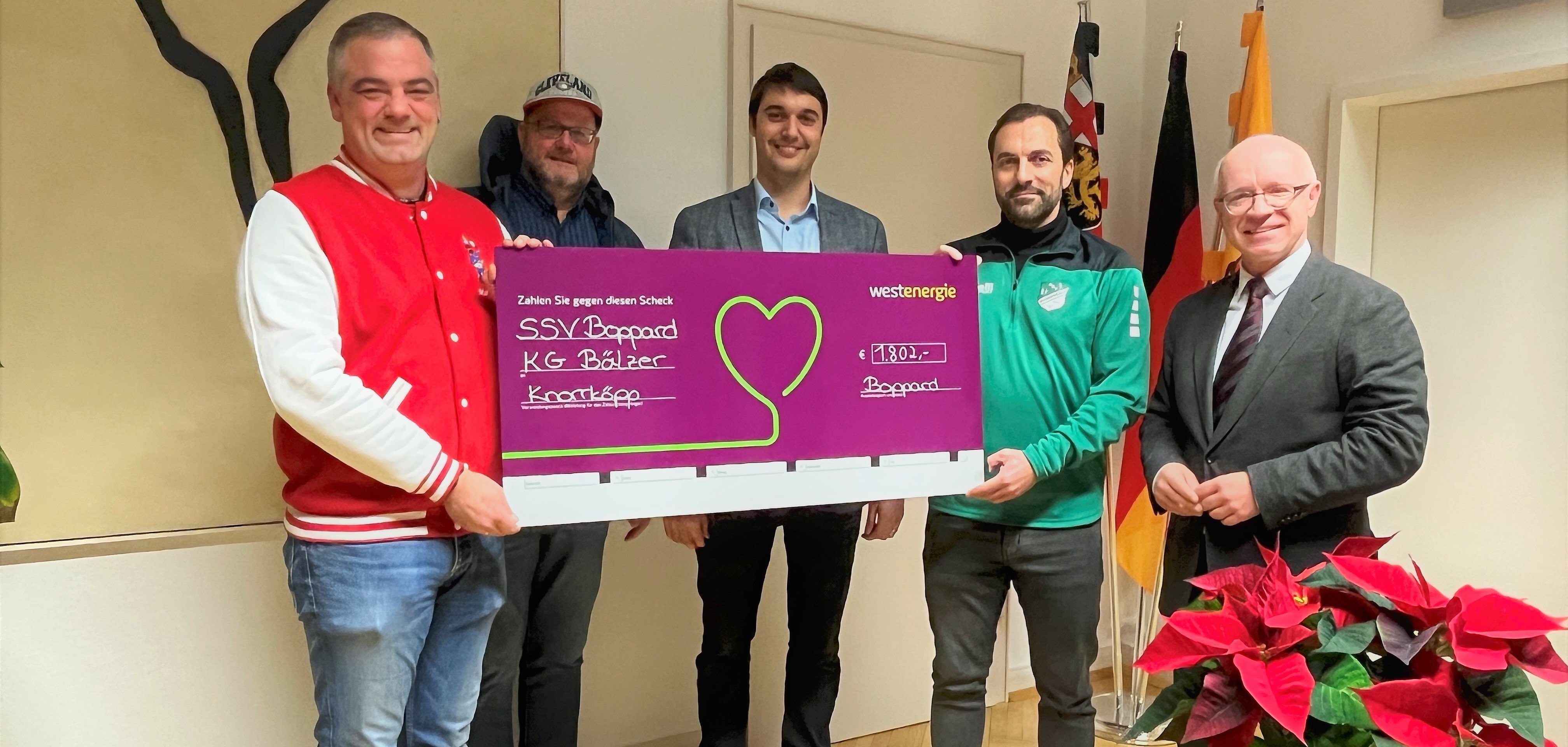 Bei der Spendenscheckübergabe im Gebäude der Stadtverwaltung Boppard (von links): Markus Hofmann, Karnevalsgesellschaft Bälzer Knorrköpp, Rolf Mayer, Leiter Stadthalle Boppard, Westenergie-Regionalmanager Florian Schmidt, Maximilian Hetmann, SSV Boppard, und Bürgermeister Jörg Haseneier.