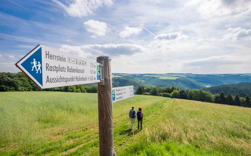 Schild des Saar-Hunsrück-Steigs.
