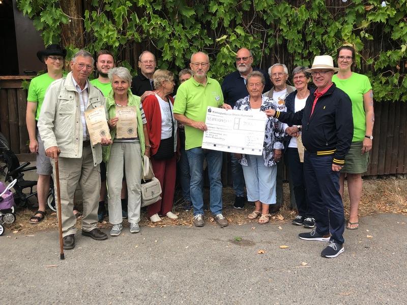 Buchenauer Nachbarschaft freut sich über Schecküberreichung