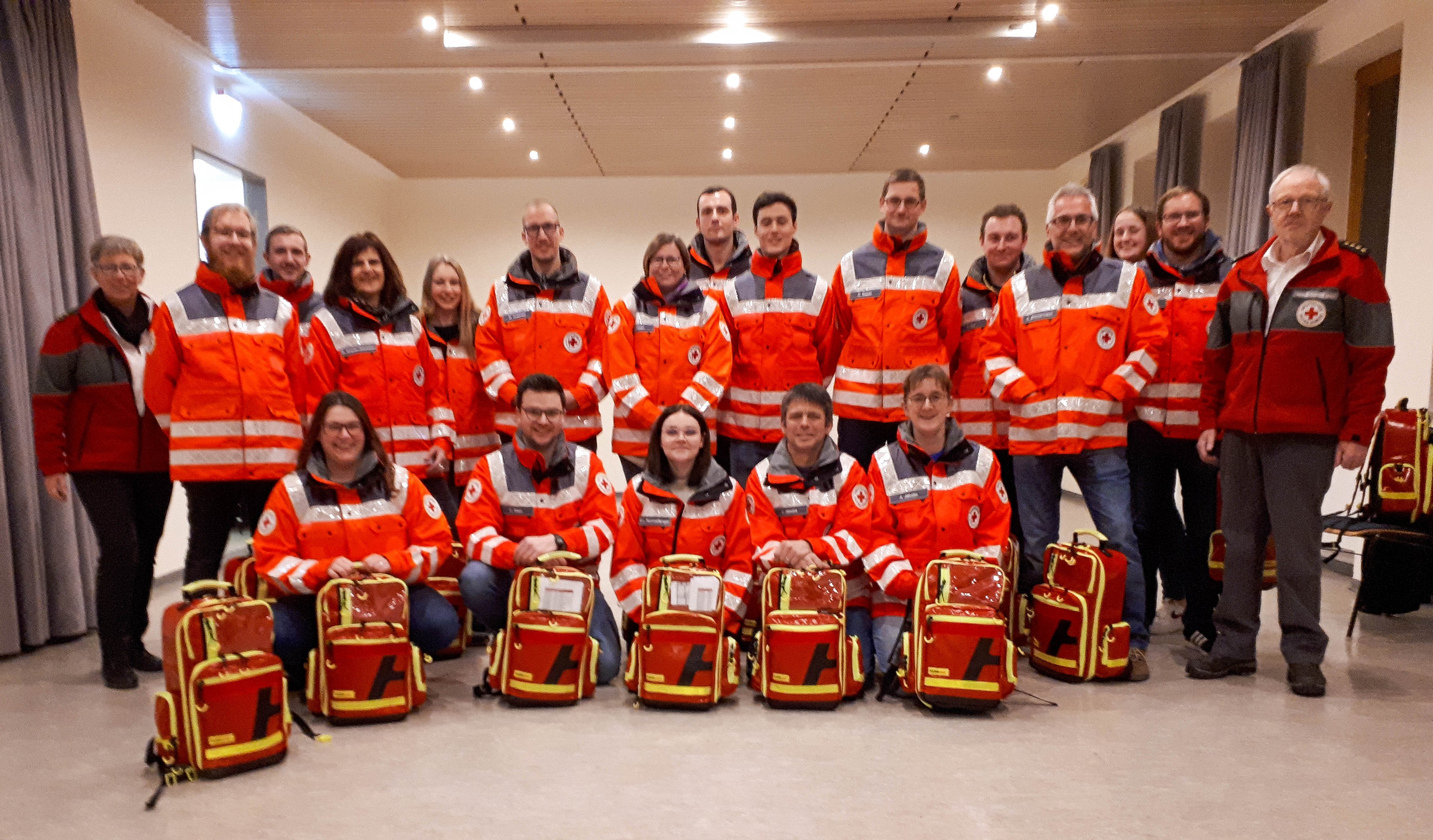 Die Kreisbereitschaftsleiter Heinz-Dieter Wieß (rechts) und Jutta Schweikert-Jäkel (links) vom DRK Rhein-Hunsrück e. V. übergaben den First Respondern ihre Ausrüstung. Das Foto zeigt die Gruppe. 