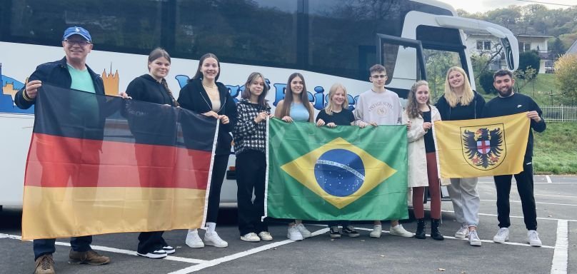 Aufbruch nach Brasilien: Die vierte Bopparder Jugenddelegation besucht gemeinsam mit Bürgermeister Jörg Haseneier (links) die Partnerstadt Arroio do Meio. Das Foto zeigt die Reisegruppe vor dem Reisebus.