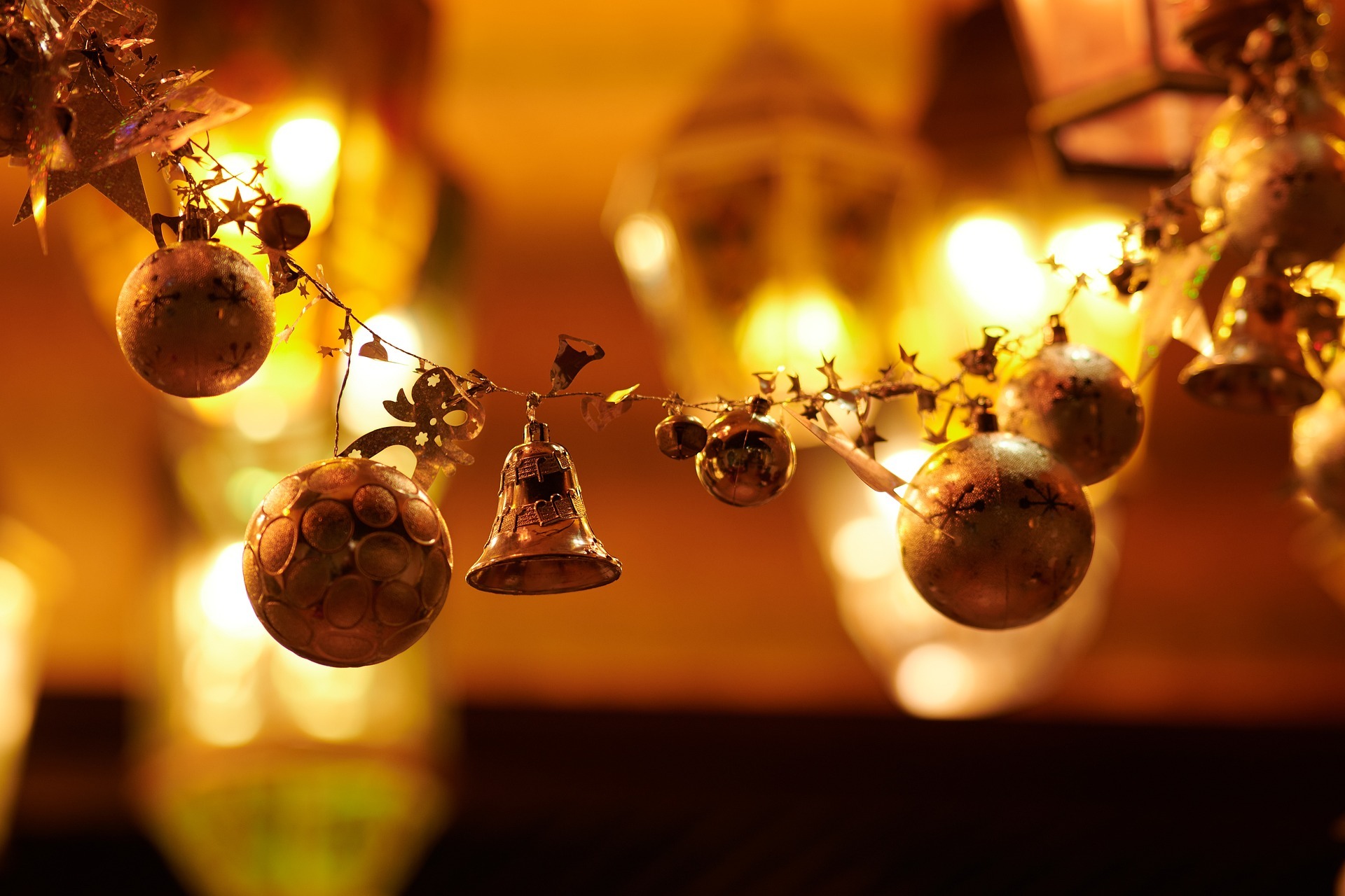 Das Symbolfoto zeigt eine Weihnachtsbeleuchtung.