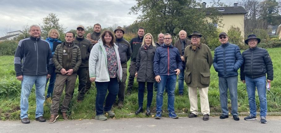 Bürgermeister Jörg Haseneier (rechts) hatte zu einem Vor-Ort-Termin in Boppard-Buchenau eingeladen, um sich ein Bild von den Schäden zu machen und gemeinsam mit Jägern, Behörden sowie Anwohnerinnen und Anwohnern nach Lösungen zu suchen. Das Bild zeigt die gesamte Gruppe.