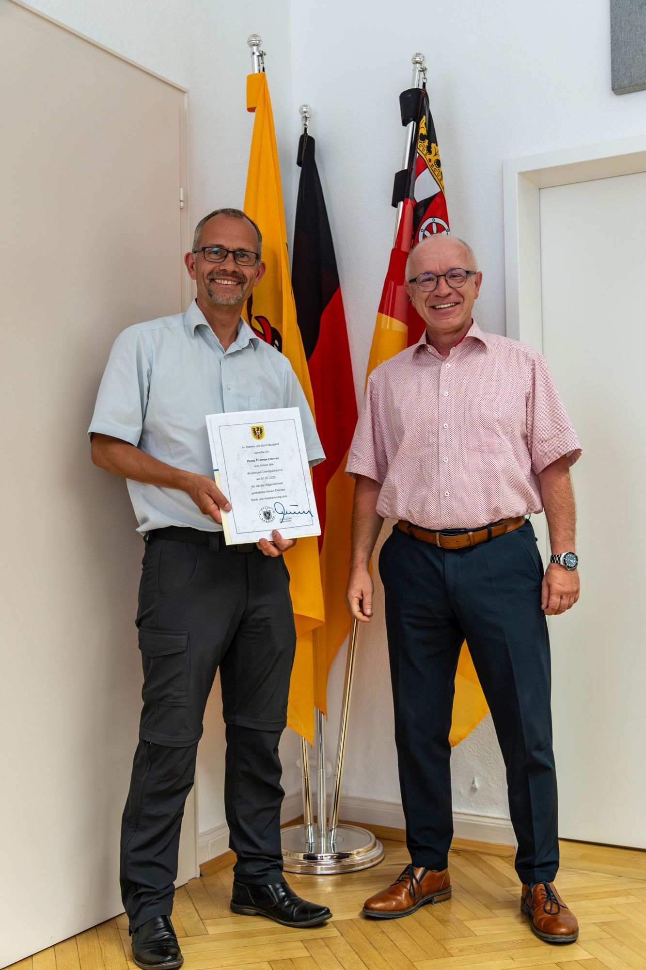 Zum Dank für 40 Jahre Dienst bei der Stadtverwaltung Boppard überreicht Bürgermeister Jörg Haseneier (rechts) Thomas Emmes eine Urkunde. 