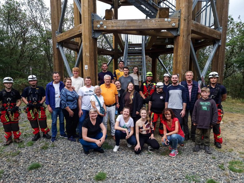 Gruppenfoto gemeinsam mit den Höhenrettern der Freiwilligen Feuerwehr Boppard vor dem Aussichtsturm am Fünfseenblick.