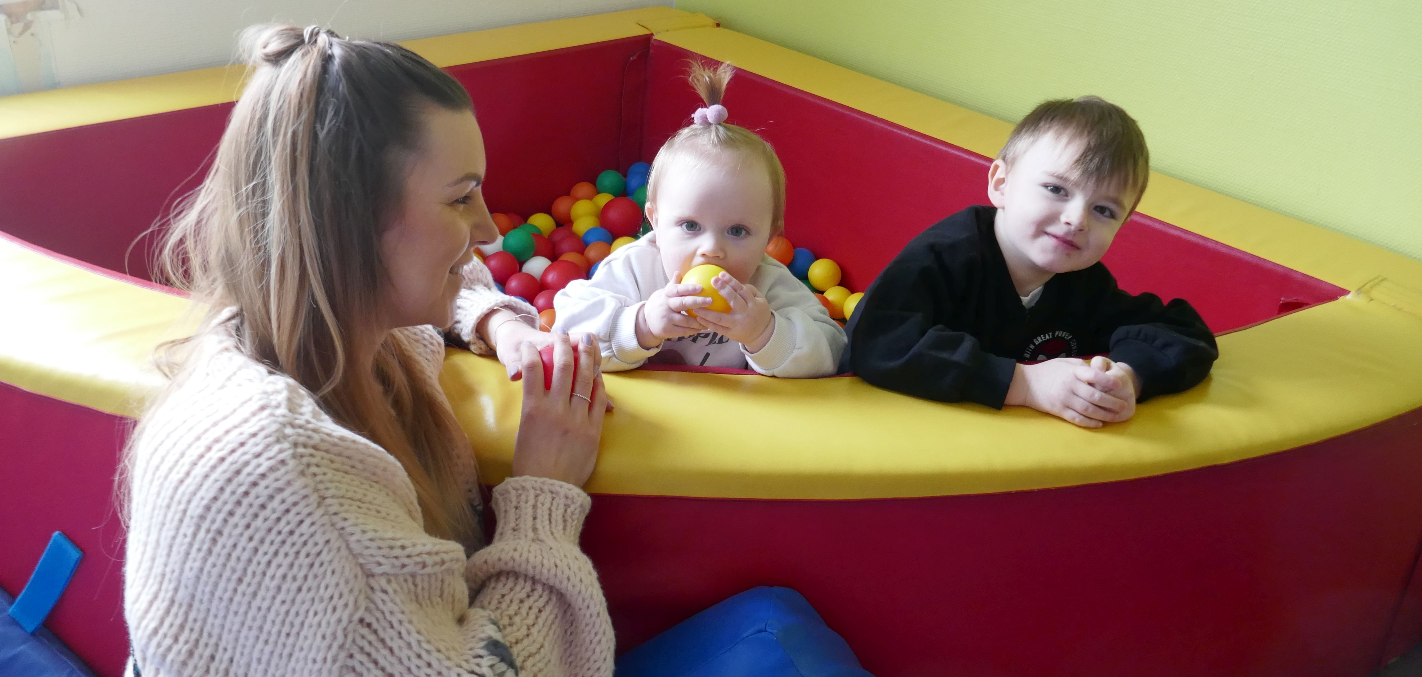 Kinder spielen im Bällebad.