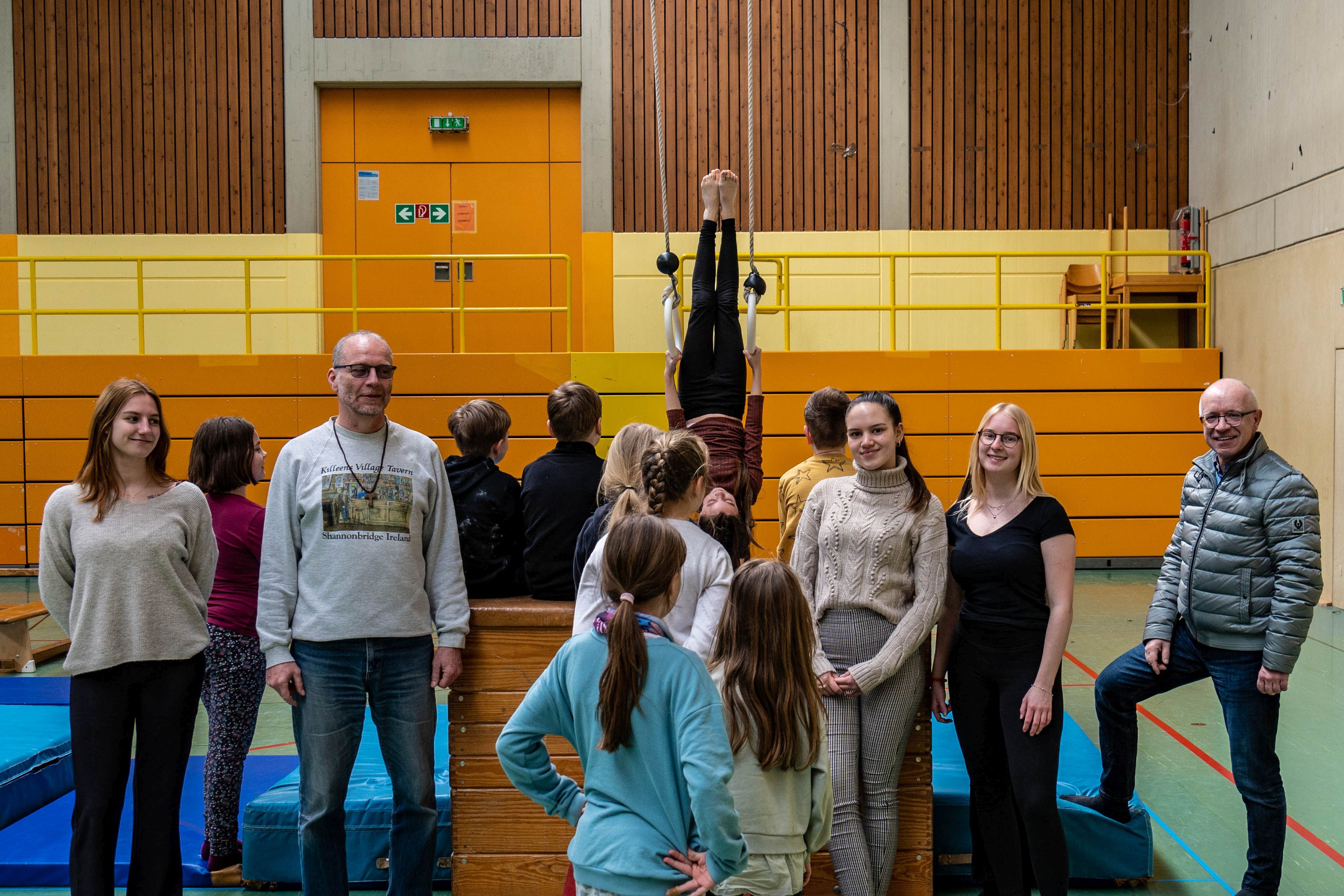 Boppards Bürgermeister Jörg Haseneier (rechts) beim Besuch der Kinderferienaktion. Der Leiter der Jugend-Begegnung-Stätte Boppard, Hermann Schmitt (2. von links), hatte gemeinsam mit den Betreuerinnen einen Parcours in der Großsporthalle aufgebaut, wo sich die Kinder austoben können. 