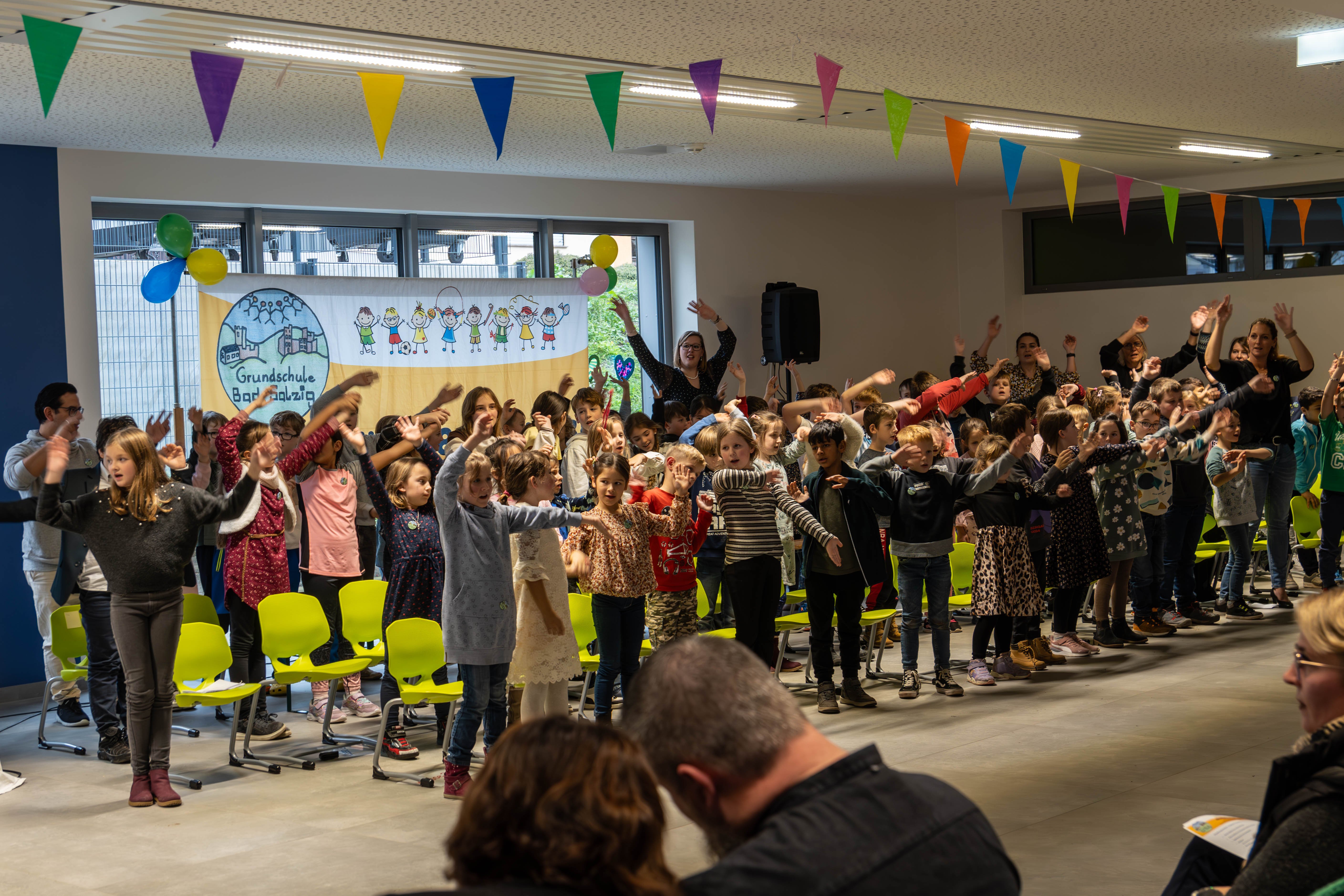 Mit viel Musik, Gesang und Tanz trugen die Grundschulkinder zur gelungene Einweihungsfeier für das neue Schulgebäude der Grundschule Bad Salzig  bei. 
