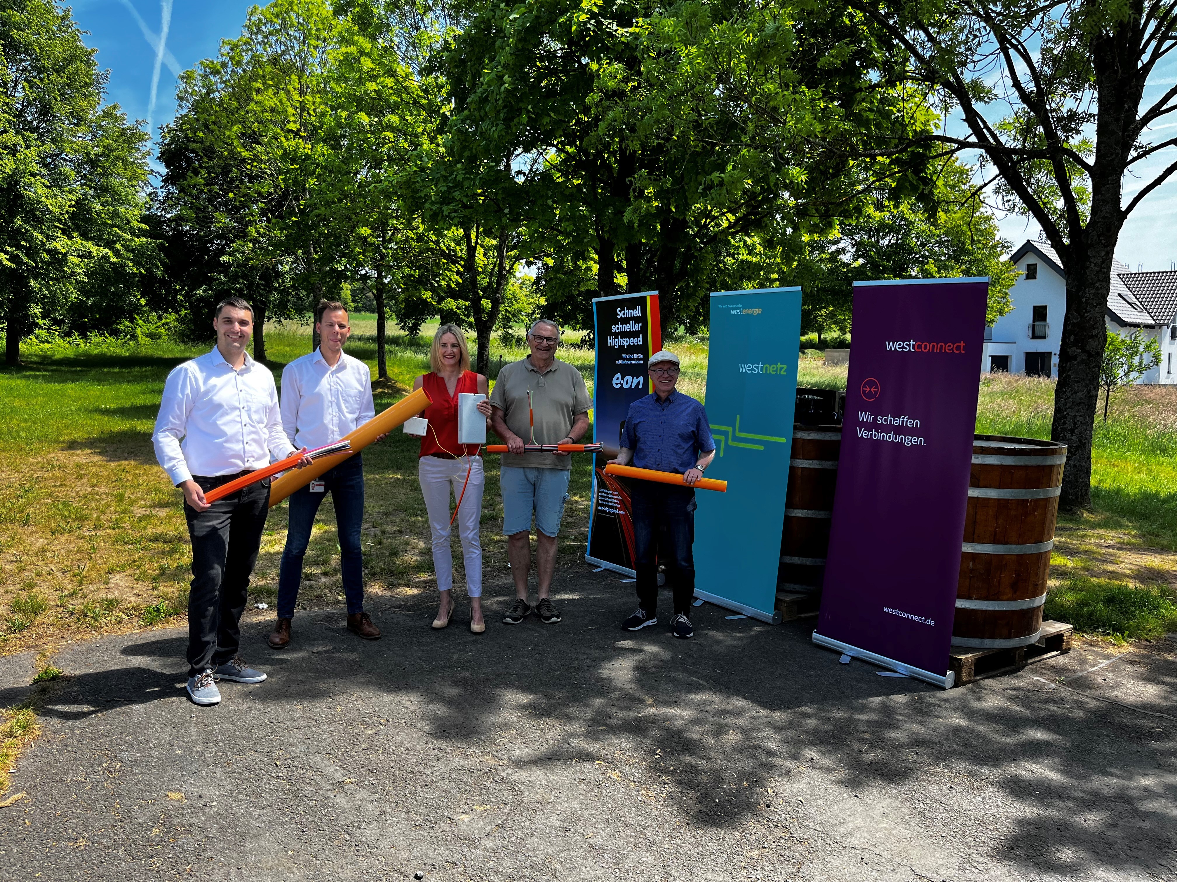 (v.l.n.r.) Florian Schmidt, Westenergie-Regionalmanager, Simon Rietz, Projektleiter bei Westnetz, Sandra Porz, Ortsvorsteherin, Walter Remahne, Ortsbeirat Udenhausen, Jörg Haseneier, Bürgermeister der Stadt Boppard, beim Baustart in Boppard-Udenhausen.