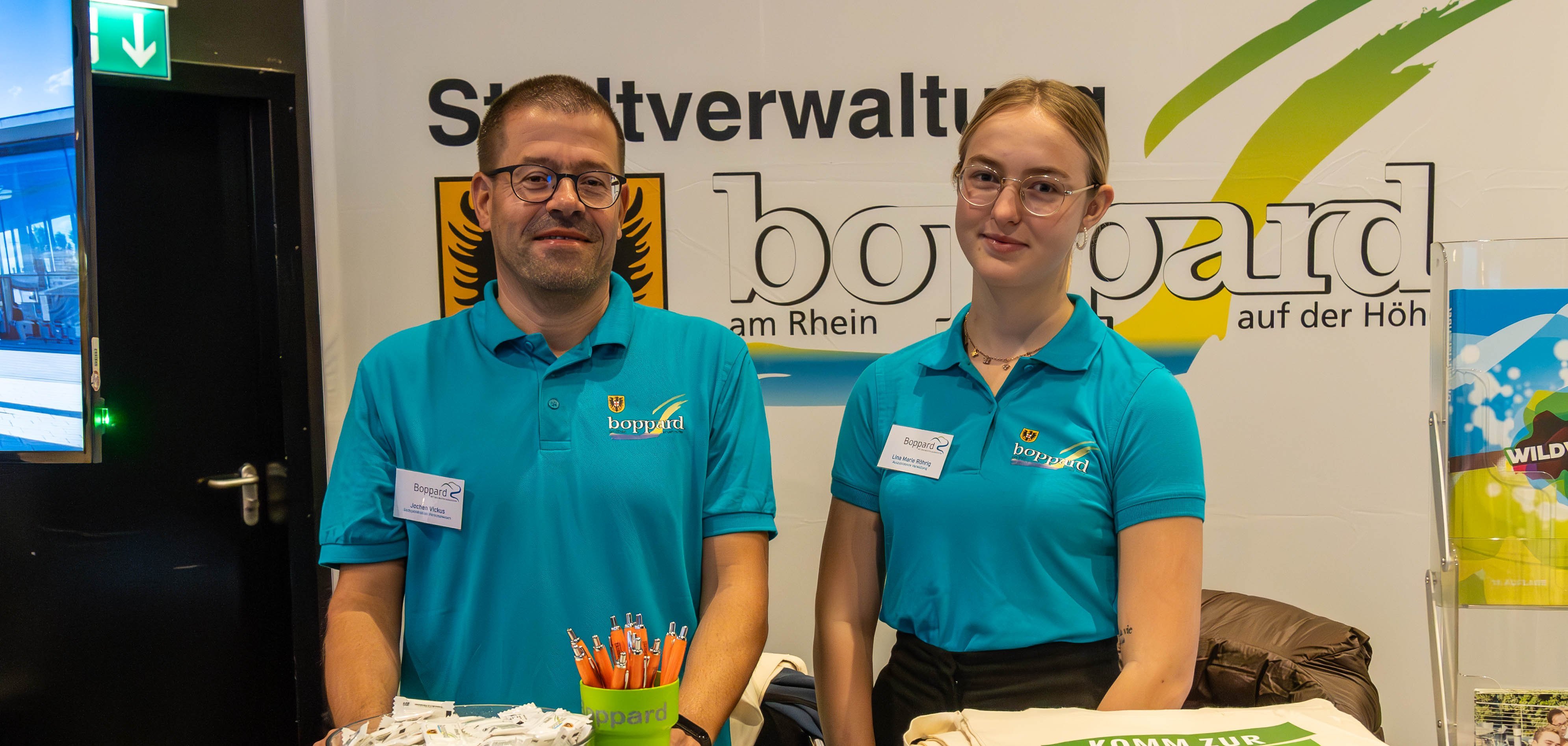 Die Stadtverwaltung Boppard war mit einem Stand auf der Ausbildungsmesse vertreten. Dort informierten Jochen Vickus, Sachgebietsleiter Personal, und Lina Marie Röhrig, Auszubildende zur Verwaltungsfachangestellten, über die verschiedenen Ausbildungsmöglichkeiten in der Verwaltung und in den städtischen Kitas. 