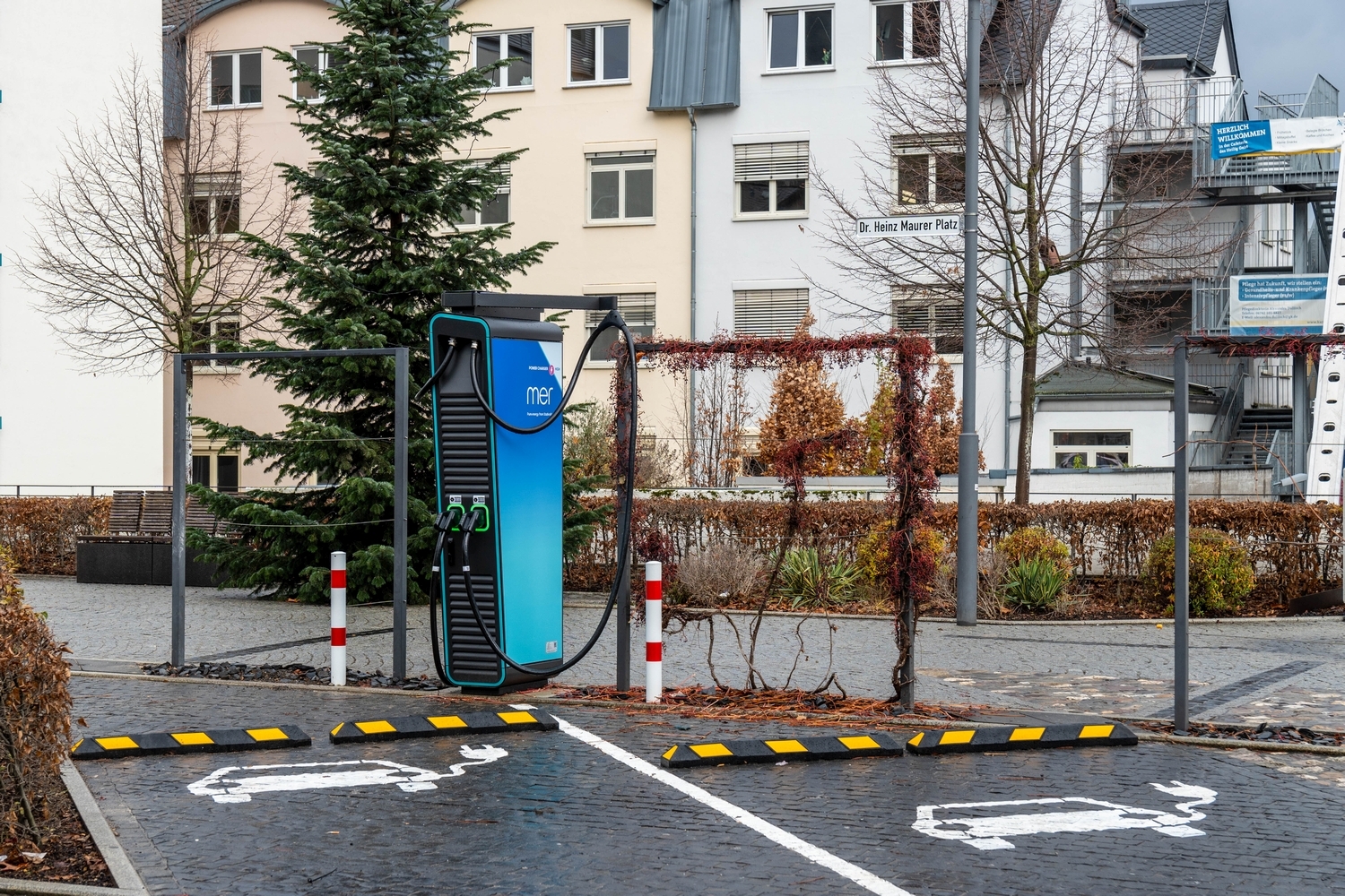 In der Heerstraße hat das Unternehmen „mer Germany“ mit städtischer Unterstützung inzwischen eine Schnellladestation mit zwei Ladepunkten mit jeweils bis zu 150 Kilowatt Ladeleistung errichtet. 